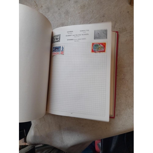 167 - Approx 11 kg of stamps : on paper, on sheets, on  printed pages, loose, albums, partially and sparse... 