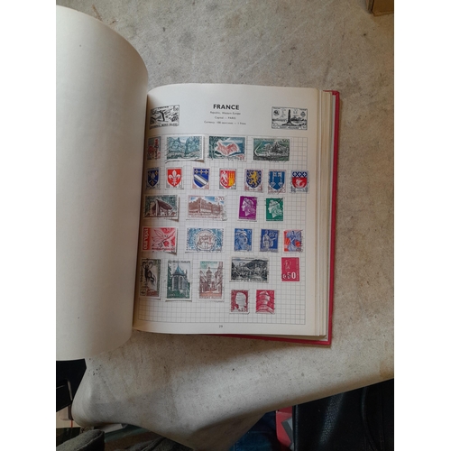 167 - Approx 11 kg of stamps : on paper, on sheets, on  printed pages, loose, albums, partially and sparse... 