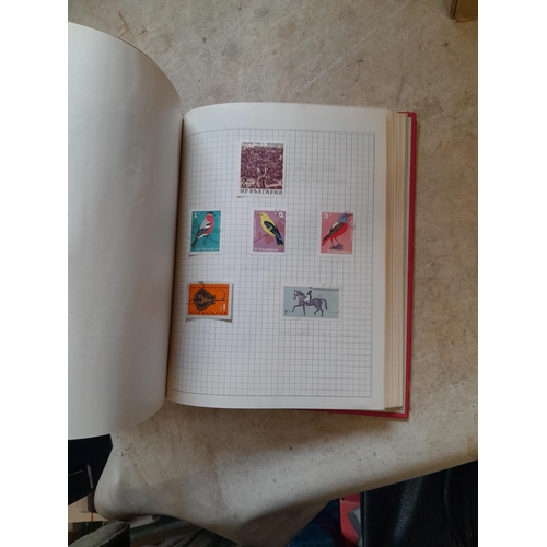 167 - Approx 11 kg of stamps : on paper, on sheets, on  printed pages, loose, albums, partially and sparse... 