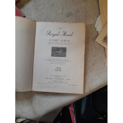 167 - Approx 11 kg of stamps : on paper, on sheets, on  printed pages, loose, albums, partially and sparse... 