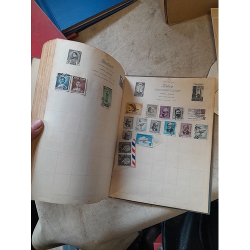 167 - Approx 11 kg of stamps : on paper, on sheets, on  printed pages, loose, albums, partially and sparse... 