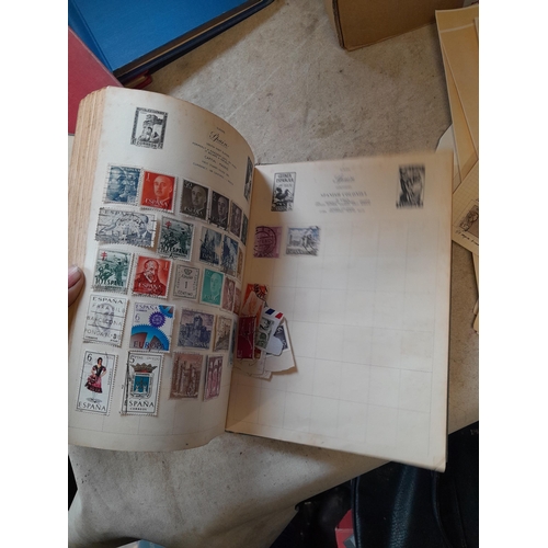 167 - Approx 11 kg of stamps : on paper, on sheets, on  printed pages, loose, albums, partially and sparse... 