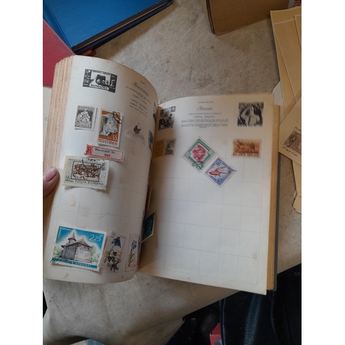 167 - Approx 11 kg of stamps : on paper, on sheets, on  printed pages, loose, albums, partially and sparse... 