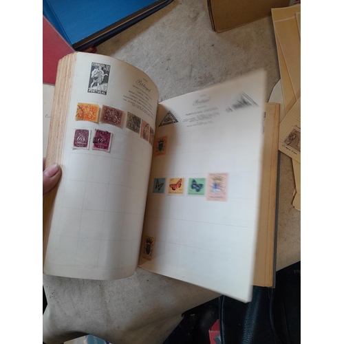 167 - Approx 11 kg of stamps : on paper, on sheets, on  printed pages, loose, albums, partially and sparse... 