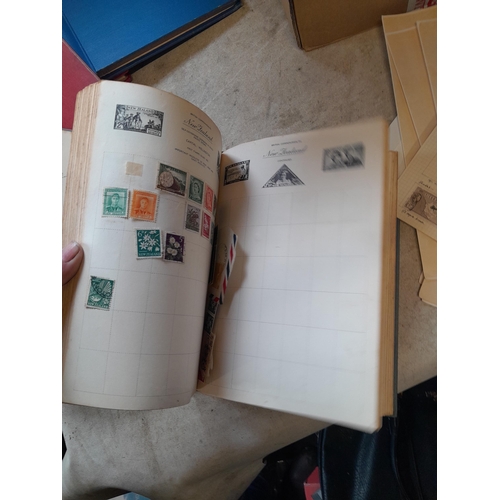 167 - Approx 11 kg of stamps : on paper, on sheets, on  printed pages, loose, albums, partially and sparse... 