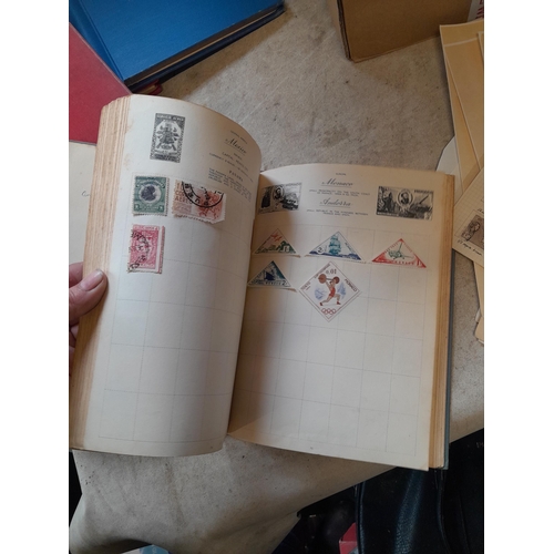 167 - Approx 11 kg of stamps : on paper, on sheets, on  printed pages, loose, albums, partially and sparse... 