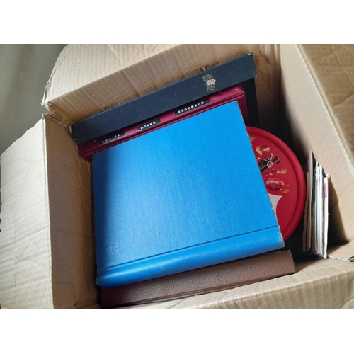 167 - Approx 11 kg of stamps : on paper, on sheets, on  printed pages, loose, albums, partially and sparse... 