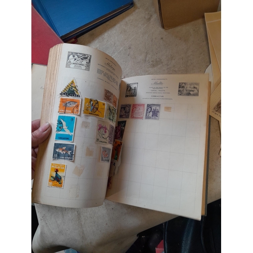 167 - Approx 11 kg of stamps : on paper, on sheets, on  printed pages, loose, albums, partially and sparse... 