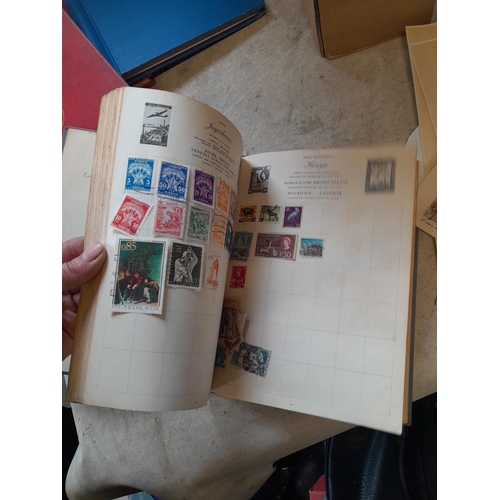 167 - Approx 11 kg of stamps : on paper, on sheets, on  printed pages, loose, albums, partially and sparse... 