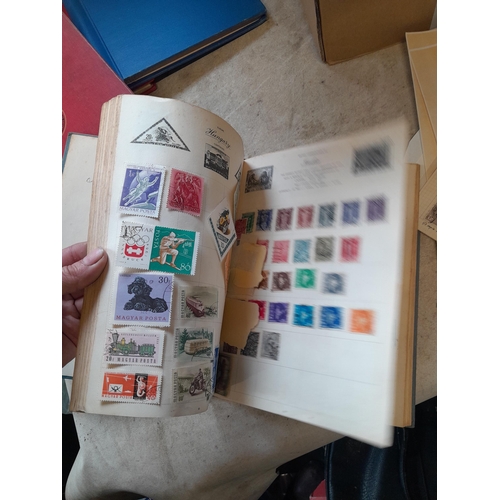 167 - Approx 11 kg of stamps : on paper, on sheets, on  printed pages, loose, albums, partially and sparse... 