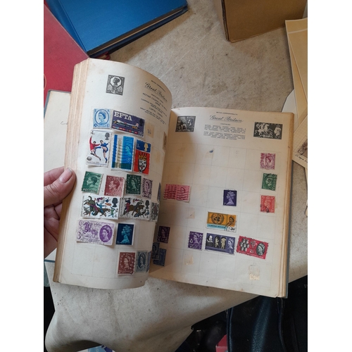 167 - Approx 11 kg of stamps : on paper, on sheets, on  printed pages, loose, albums, partially and sparse... 