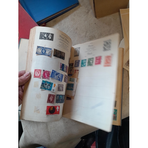 167 - Approx 11 kg of stamps : on paper, on sheets, on  printed pages, loose, albums, partially and sparse... 