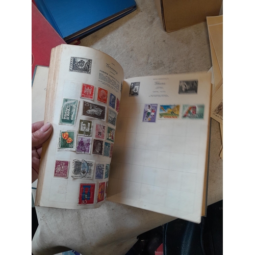 167 - Approx 11 kg of stamps : on paper, on sheets, on  printed pages, loose, albums, partially and sparse... 