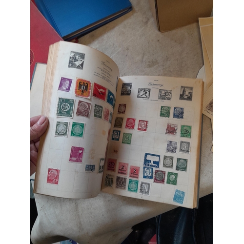 167 - Approx 11 kg of stamps : on paper, on sheets, on  printed pages, loose, albums, partially and sparse... 