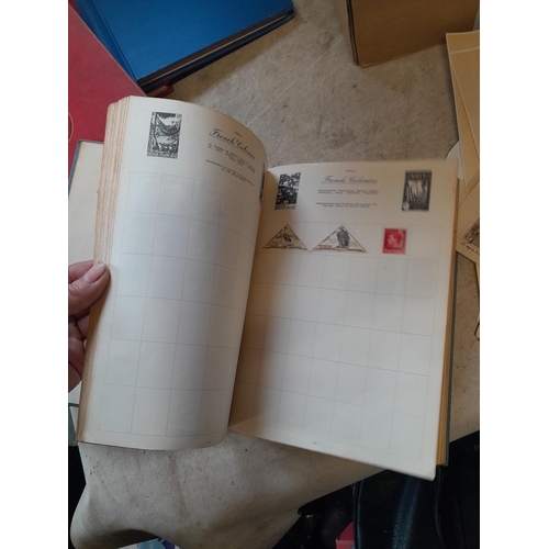 167 - Approx 11 kg of stamps : on paper, on sheets, on  printed pages, loose, albums, partially and sparse... 