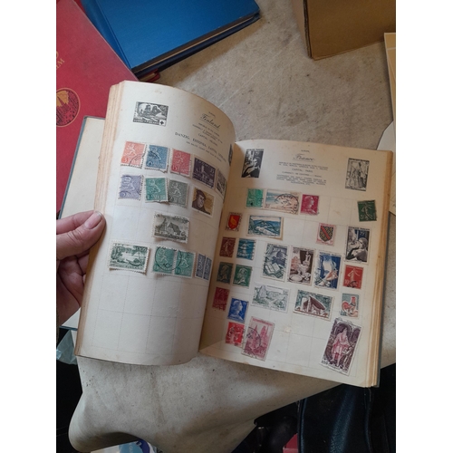 167 - Approx 11 kg of stamps : on paper, on sheets, on  printed pages, loose, albums, partially and sparse... 