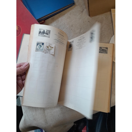 167 - Approx 11 kg of stamps : on paper, on sheets, on  printed pages, loose, albums, partially and sparse... 