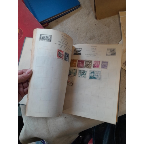 167 - Approx 11 kg of stamps : on paper, on sheets, on  printed pages, loose, albums, partially and sparse... 