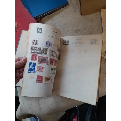 167 - Approx 11 kg of stamps : on paper, on sheets, on  printed pages, loose, albums, partially and sparse... 