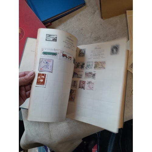 167 - Approx 11 kg of stamps : on paper, on sheets, on  printed pages, loose, albums, partially and sparse... 