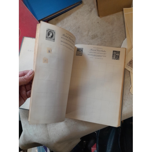 167 - Approx 11 kg of stamps : on paper, on sheets, on  printed pages, loose, albums, partially and sparse... 