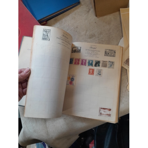 167 - Approx 11 kg of stamps : on paper, on sheets, on  printed pages, loose, albums, partially and sparse... 