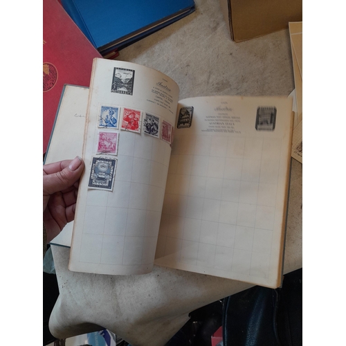 167 - Approx 11 kg of stamps : on paper, on sheets, on  printed pages, loose, albums, partially and sparse... 