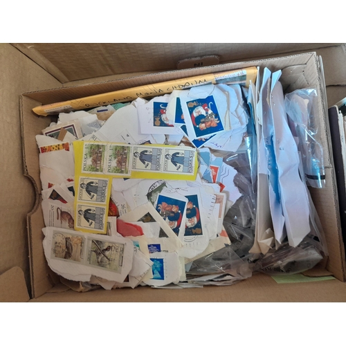 167 - Approx 11 kg of stamps : on paper, on sheets, on  printed pages, loose, albums, partially and sparse... 