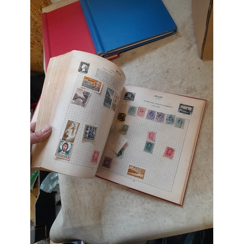 167 - Approx 11 kg of stamps : on paper, on sheets, on  printed pages, loose, albums, partially and sparse... 