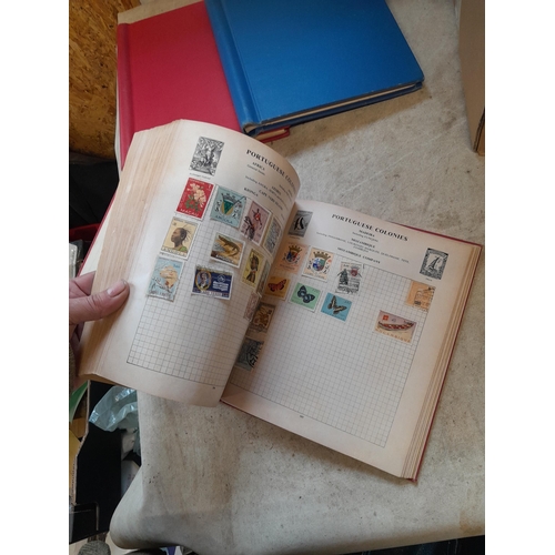 167 - Approx 11 kg of stamps : on paper, on sheets, on  printed pages, loose, albums, partially and sparse... 