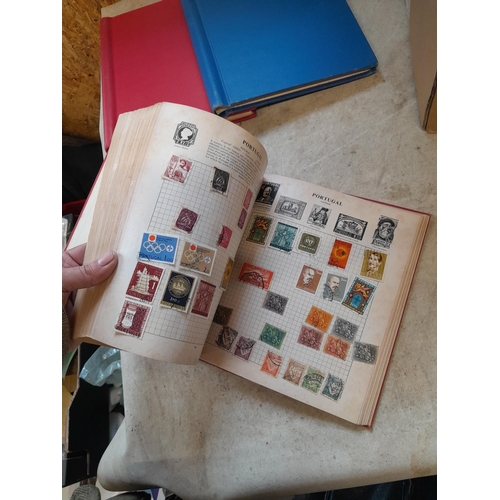 167 - Approx 11 kg of stamps : on paper, on sheets, on  printed pages, loose, albums, partially and sparse... 