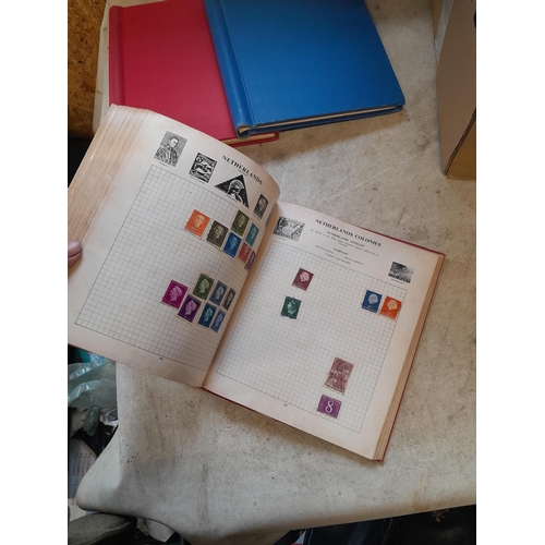 167 - Approx 11 kg of stamps : on paper, on sheets, on  printed pages, loose, albums, partially and sparse... 