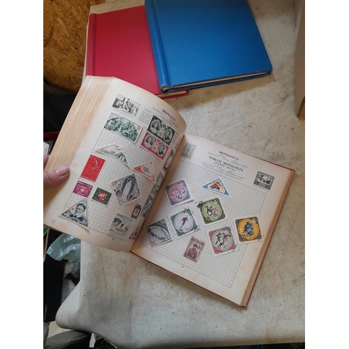 167 - Approx 11 kg of stamps : on paper, on sheets, on  printed pages, loose, albums, partially and sparse... 