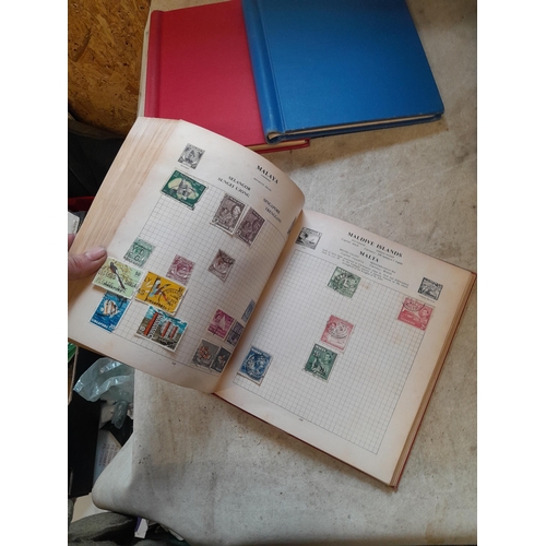 167 - Approx 11 kg of stamps : on paper, on sheets, on  printed pages, loose, albums, partially and sparse... 