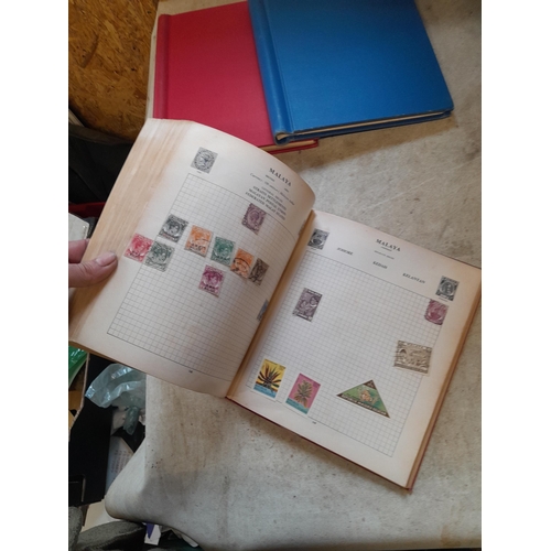 167 - Approx 11 kg of stamps : on paper, on sheets, on  printed pages, loose, albums, partially and sparse... 