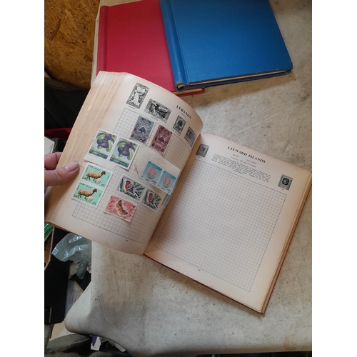 167 - Approx 11 kg of stamps : on paper, on sheets, on  printed pages, loose, albums, partially and sparse... 