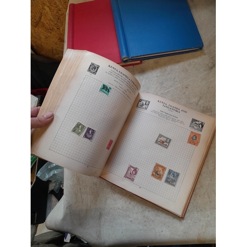 167 - Approx 11 kg of stamps : on paper, on sheets, on  printed pages, loose, albums, partially and sparse... 