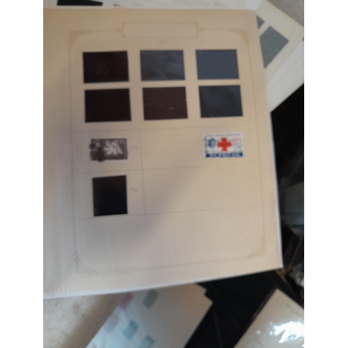 167 - Approx 11 kg of stamps : on paper, on sheets, on  printed pages, loose, albums, partially and sparse... 