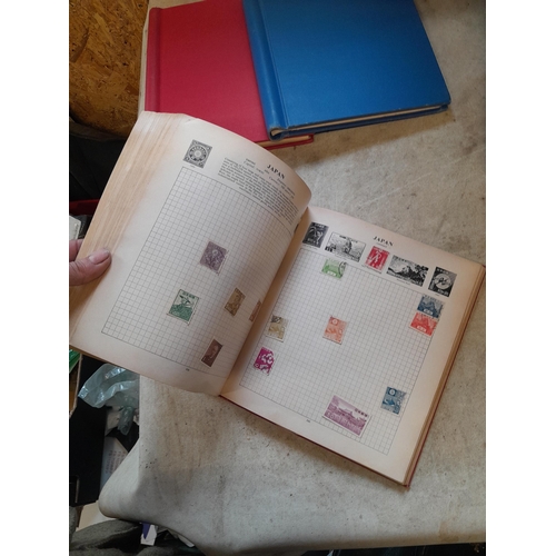 167 - Approx 11 kg of stamps : on paper, on sheets, on  printed pages, loose, albums, partially and sparse... 