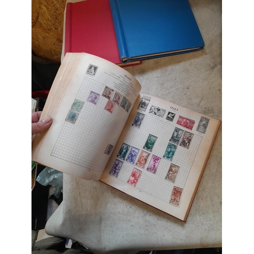 167 - Approx 11 kg of stamps : on paper, on sheets, on  printed pages, loose, albums, partially and sparse... 