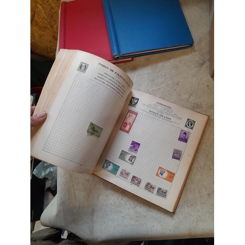 167 - Approx 11 kg of stamps : on paper, on sheets, on  printed pages, loose, albums, partially and sparse... 