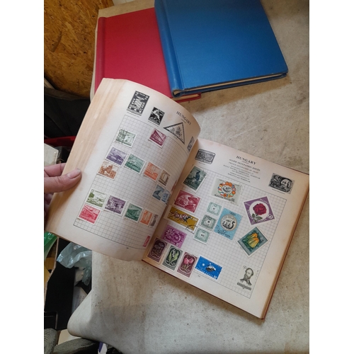 167 - Approx 11 kg of stamps : on paper, on sheets, on  printed pages, loose, albums, partially and sparse... 