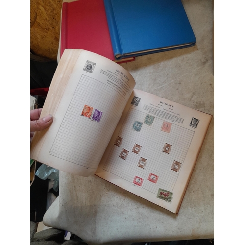 167 - Approx 11 kg of stamps : on paper, on sheets, on  printed pages, loose, albums, partially and sparse... 