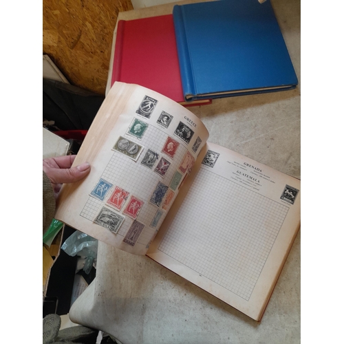 167 - Approx 11 kg of stamps : on paper, on sheets, on  printed pages, loose, albums, partially and sparse... 