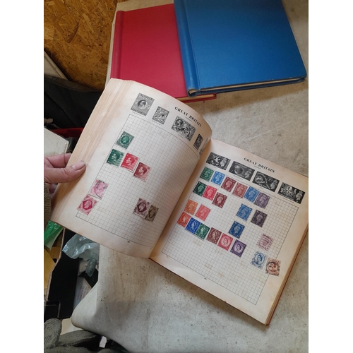 167 - Approx 11 kg of stamps : on paper, on sheets, on  printed pages, loose, albums, partially and sparse... 