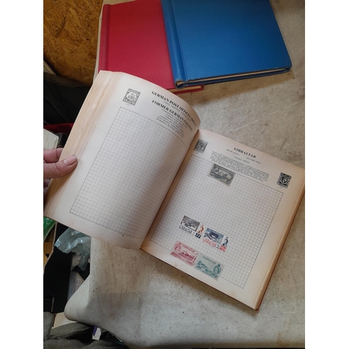 167 - Approx 11 kg of stamps : on paper, on sheets, on  printed pages, loose, albums, partially and sparse... 