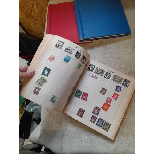 167 - Approx 11 kg of stamps : on paper, on sheets, on  printed pages, loose, albums, partially and sparse... 