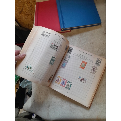 167 - Approx 11 kg of stamps : on paper, on sheets, on  printed pages, loose, albums, partially and sparse... 