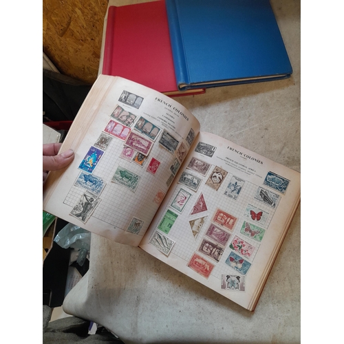 167 - Approx 11 kg of stamps : on paper, on sheets, on  printed pages, loose, albums, partially and sparse... 