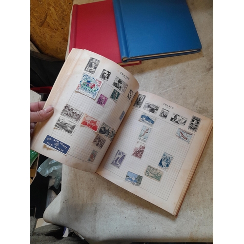 167 - Approx 11 kg of stamps : on paper, on sheets, on  printed pages, loose, albums, partially and sparse... 